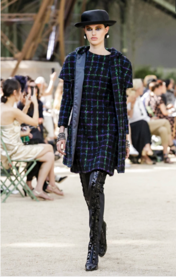 عرض Chanel لخريف وشتاء 2017 للأزياء الراقية !