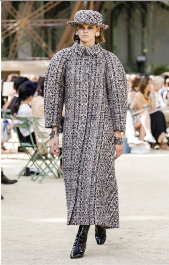 عرض Chanel لخريف وشتاء 2017 للأزياء الراقية !