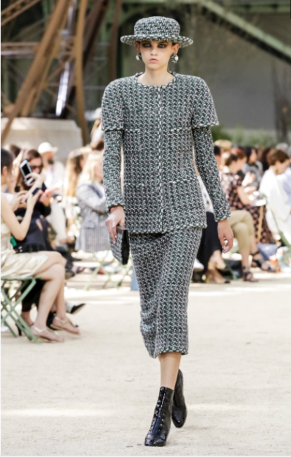 عرض Chanel لخريف وشتاء 2017 للأزياء الراقية !