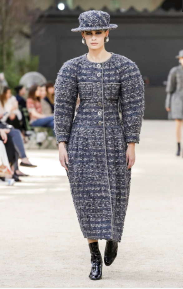 عرض Chanel لخريف وشتاء 2017 للأزياء الراقية !