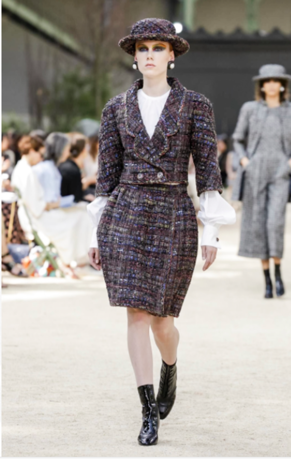 عرض Chanel لخريف وشتاء 2017 للأزياء الراقية !