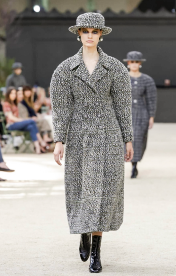 عرض Chanel لخريف وشتاء 2017 للأزياء الراقية !