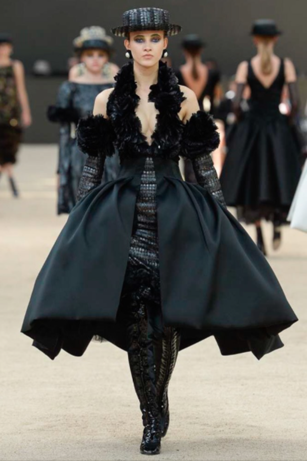 عرض Chanel لخريف وشتاء 2017 للأزياء الراقية !