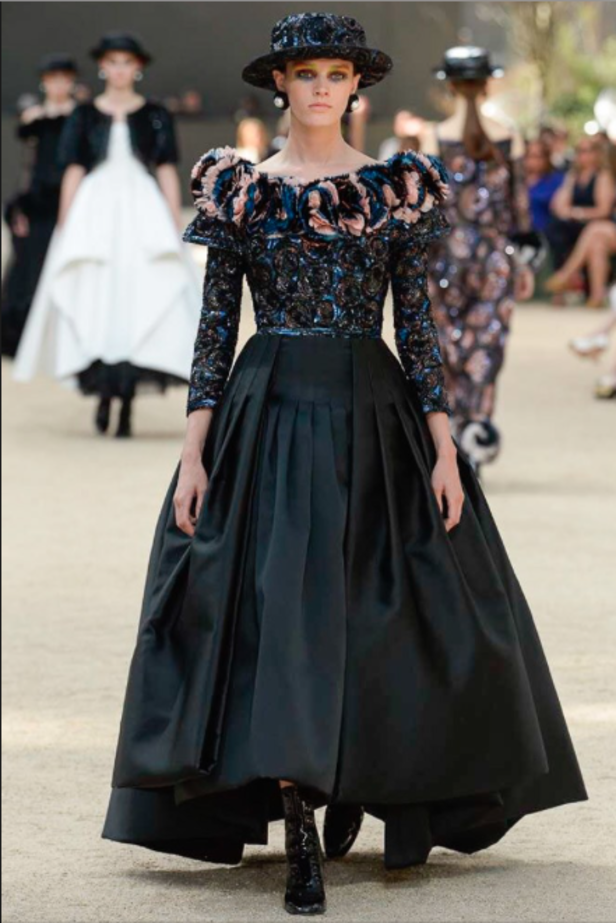 عرض Chanel لخريف وشتاء 2017 للأزياء الراقية !