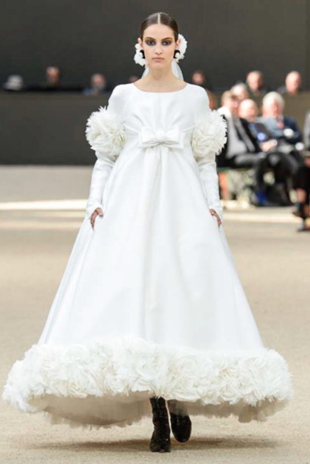 عرض Chanel لخريف وشتاء 2017 للأزياء الراقية !