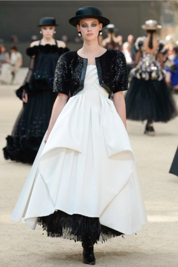 عرض Chanel لخريف وشتاء 2017 للأزياء الراقية !