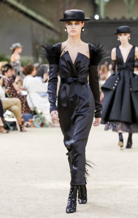 عرض Chanel لخريف وشتاء 2017 للأزياء الراقية !