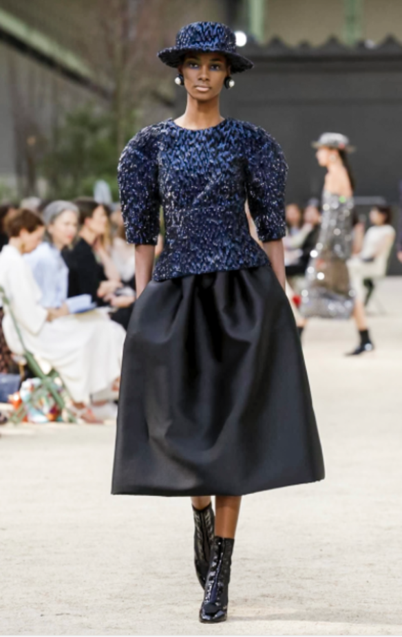 عرض Chanel لخريف وشتاء 2017 للأزياء الراقية !