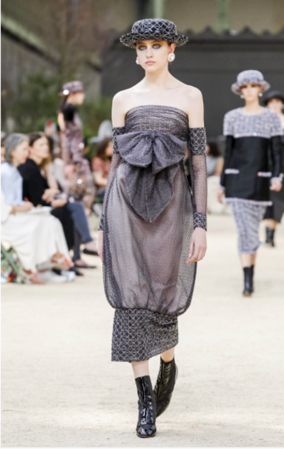 عرض Chanel لخريف وشتاء 2017 للأزياء الراقية !