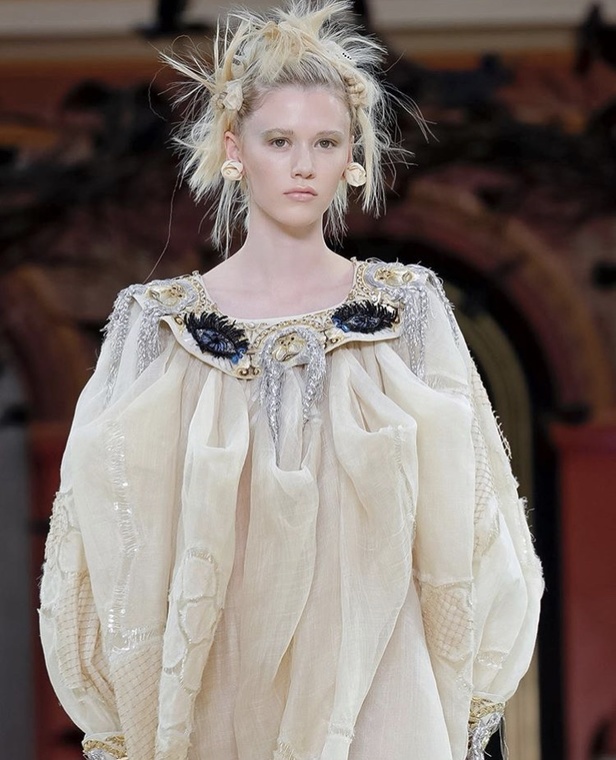 عرض مجموعة Guo Pei كوتور خريف شتاء  