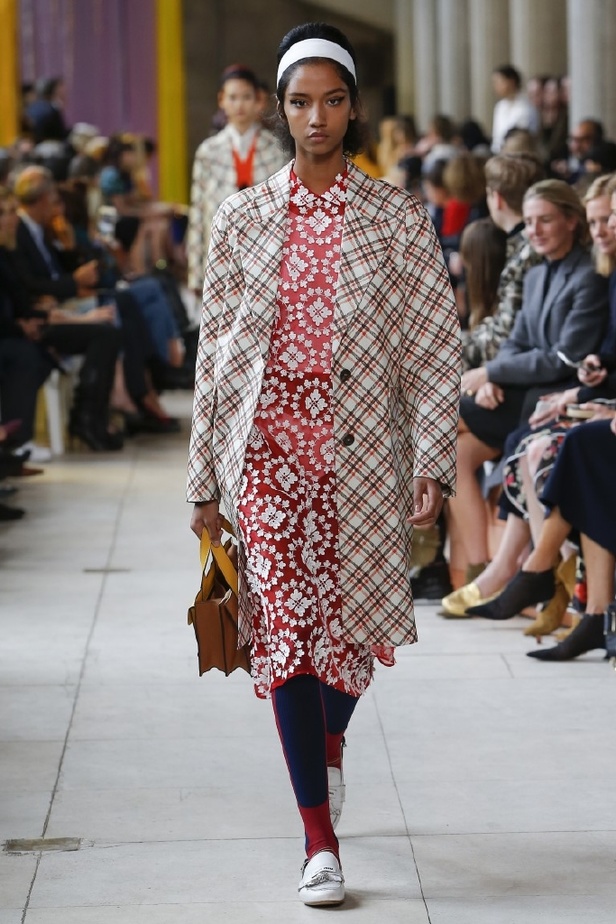 ابتكار وإبداع ضمن مجموعة ميو ميو لموسم ربيع وصيف 2018