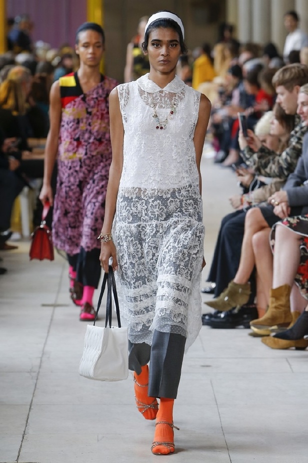 ابتكار وإبداع ضمن مجموعة ميو ميو لموسم ربيع وصيف 2018