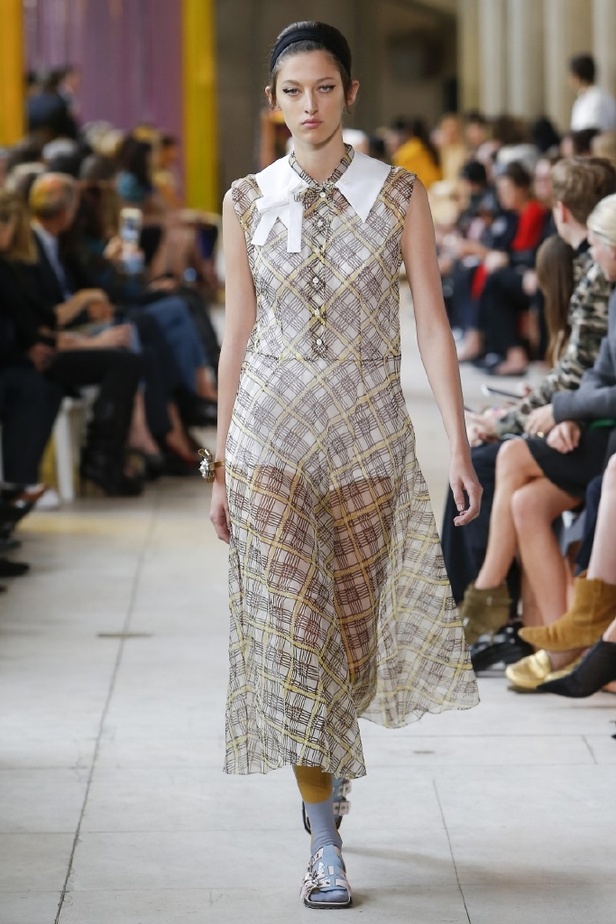 ابتكار وإبداع ضمن مجموعة ميو ميو لموسم ربيع وصيف 2018