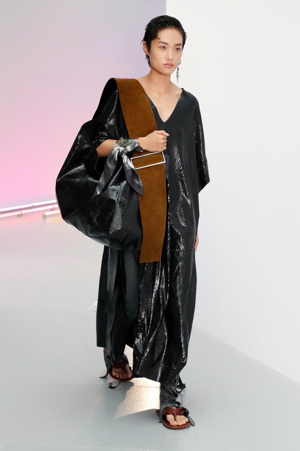 عرض ازياء مجموعة ACNE STUDIOS ربيع وصيف 2021 من اسبوع الموضة في باريس