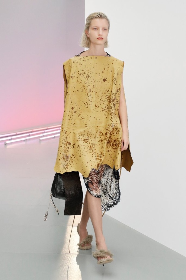 عرض ازياء مجموعة ACNE STUDIOS ربيع وصيف 2021 من اسبوع الموضة في باريس