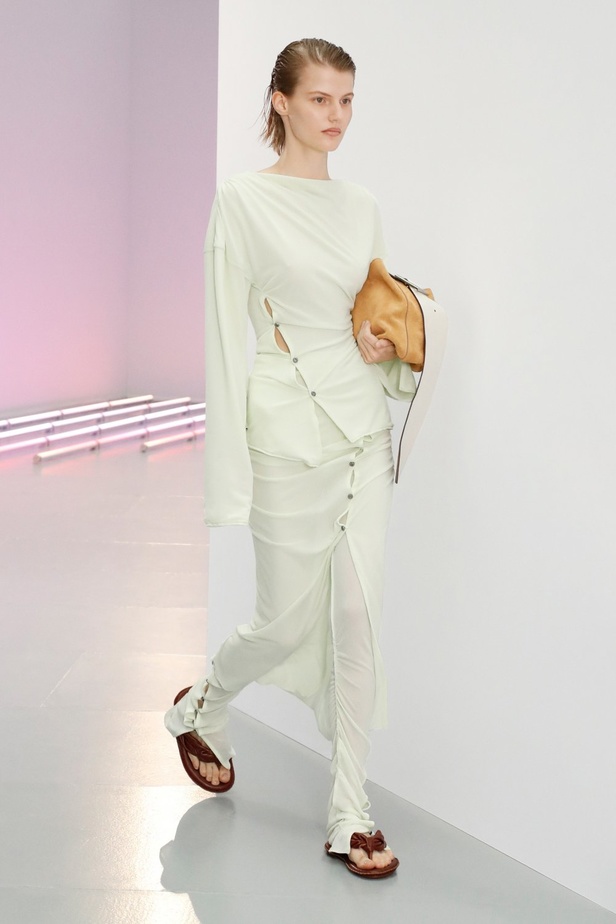 عرض ازياء مجموعة ACNE STUDIOS ربيع وصيف 2021 من اسبوع الموضة في باريس