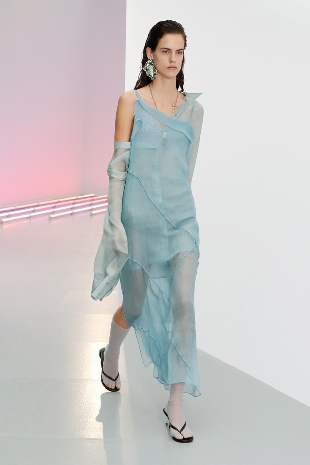 عرض ازياء مجموعة ACNE STUDIOS ربيع وصيف 2021 من اسبوع الموضة في باريس