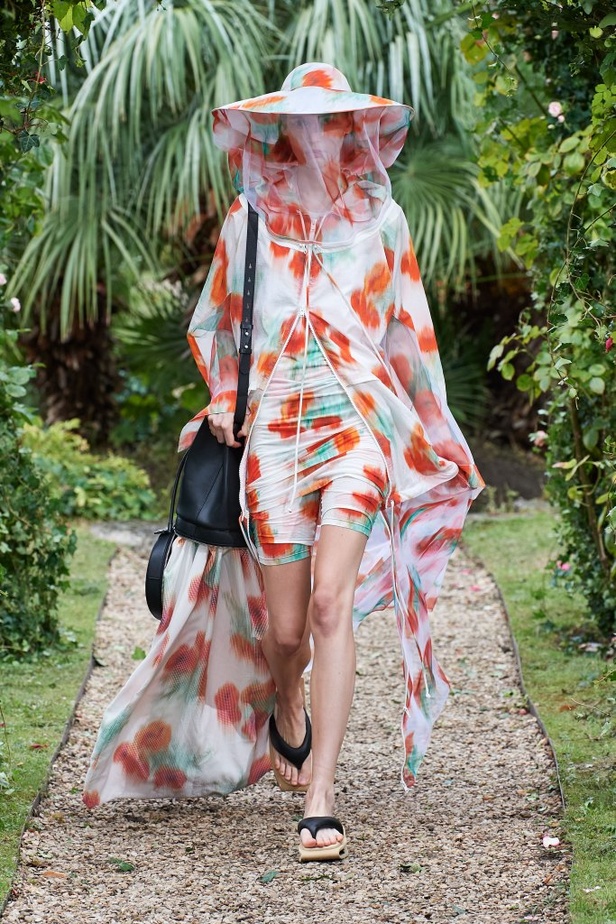 عرض ازياء مجموعة كنزو Kenzo لربيع وصيف 2021 من اسبوع الموضة في باريس