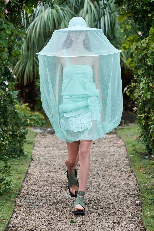 عرض ازياء مجموعة كنزو Kenzo لربيع وصيف 2021 من اسبوع الموضة في باريس