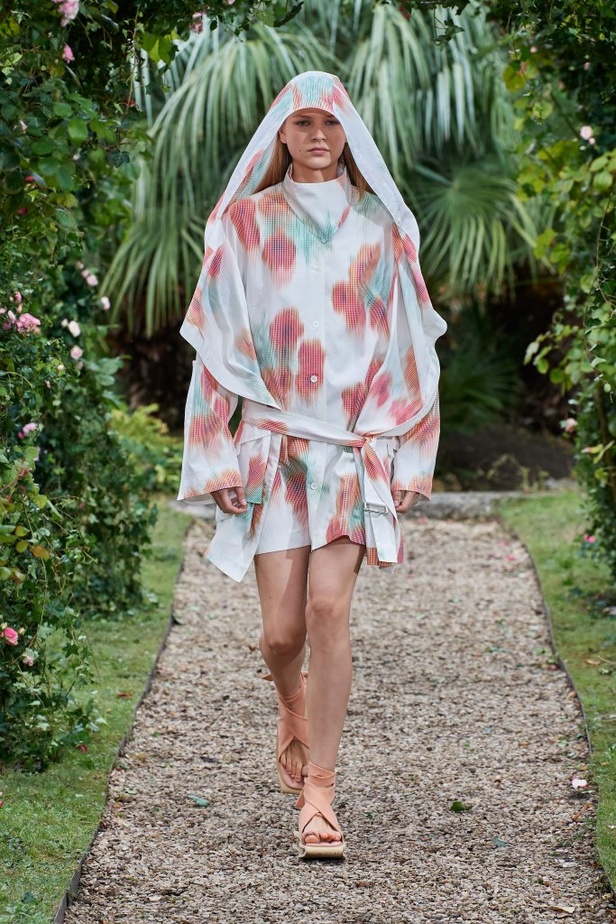 عرض ازياء مجموعة كنزو Kenzo لربيع وصيف 2021 من اسبوع الموضة في باريس