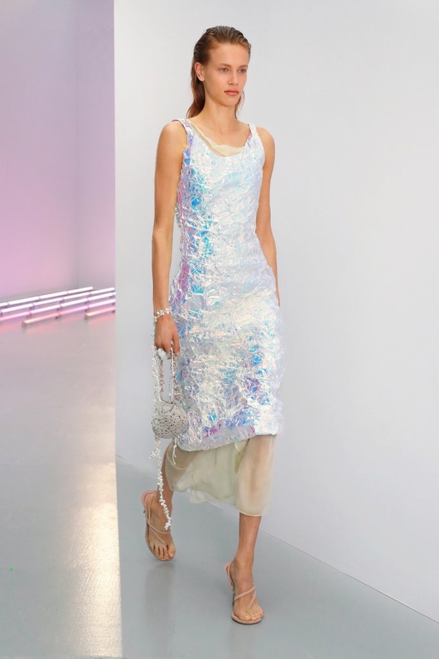 عرض ازياء مجموعة ACNE STUDIOS ربيع وصيف 2021 من اسبوع الموضة في باريس