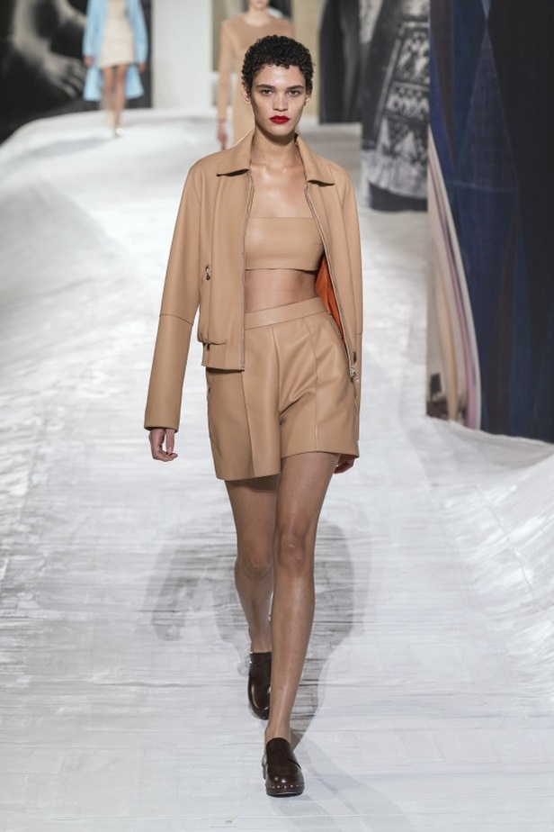 عرض أزياء Hermes لربيع وصيف 2021 من أسبوع الموضة في باريس