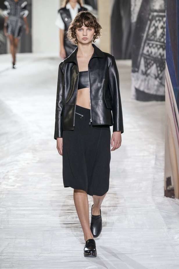 عرض أزياء Hermes لربيع وصيف 2021 من أسبوع الموضة في باريس