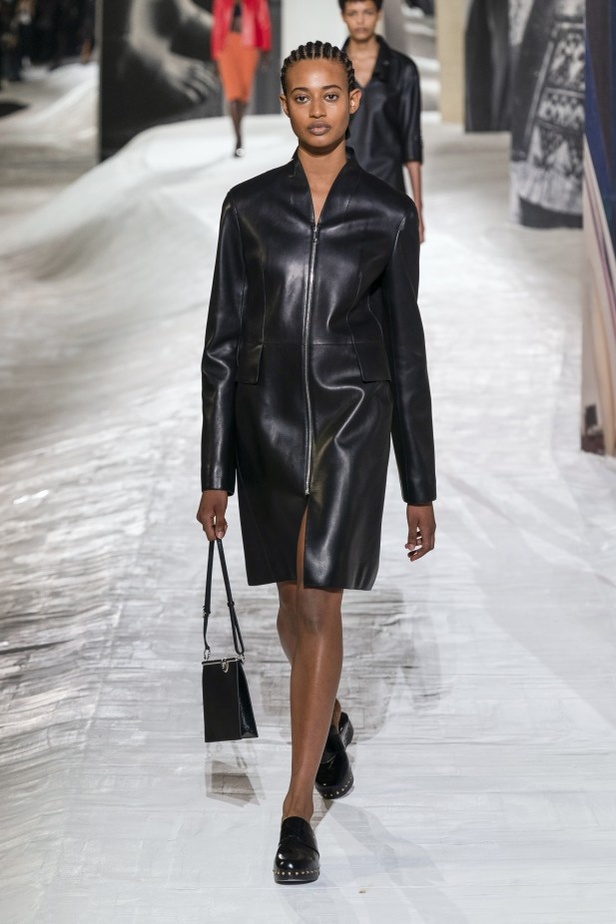 عرض أزياء Hermes لربيع وصيف 2021 من أسبوع الموضة في باريس