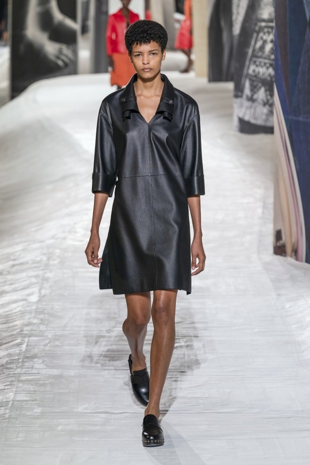 عرض أزياء Hermes لربيع وصيف 2021 من أسبوع الموضة في باريس