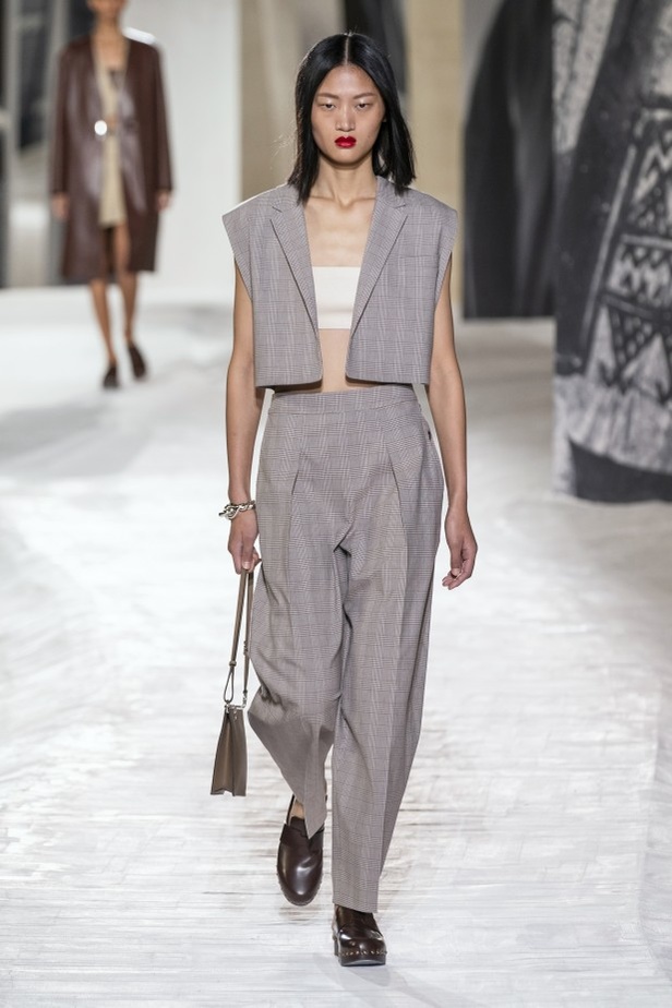 عرض أزياء Hermes لربيع وصيف 2021 من أسبوع الموضة في باريس