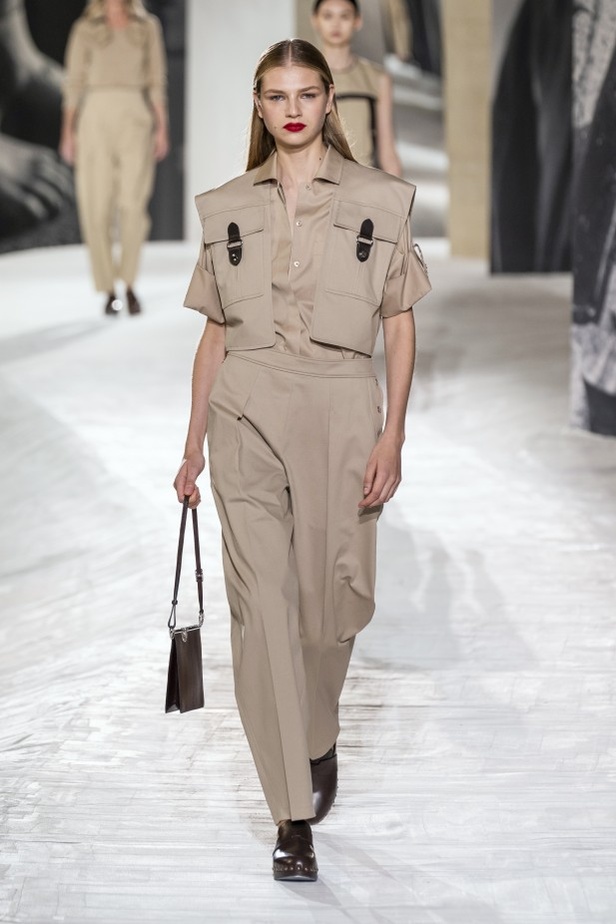 عرض أزياء Hermes لربيع وصيف 2021 من أسبوع الموضة في باريس