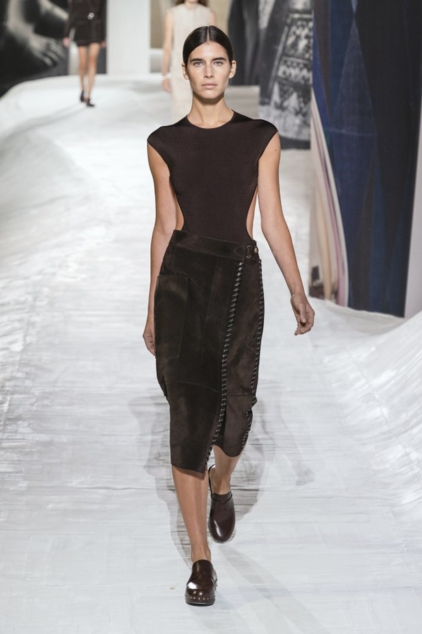 عرض أزياء Hermes لربيع وصيف 2021 من أسبوع الموضة في باريس