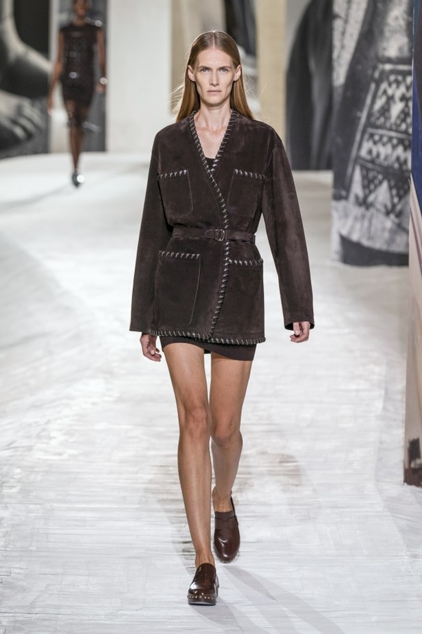 عرض أزياء Hermes لربيع وصيف 2021 من أسبوع الموضة في باريس