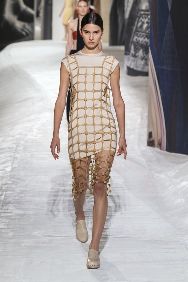 عرض أزياء Hermes لربيع وصيف 2021 من أسبوع الموضة في باريس