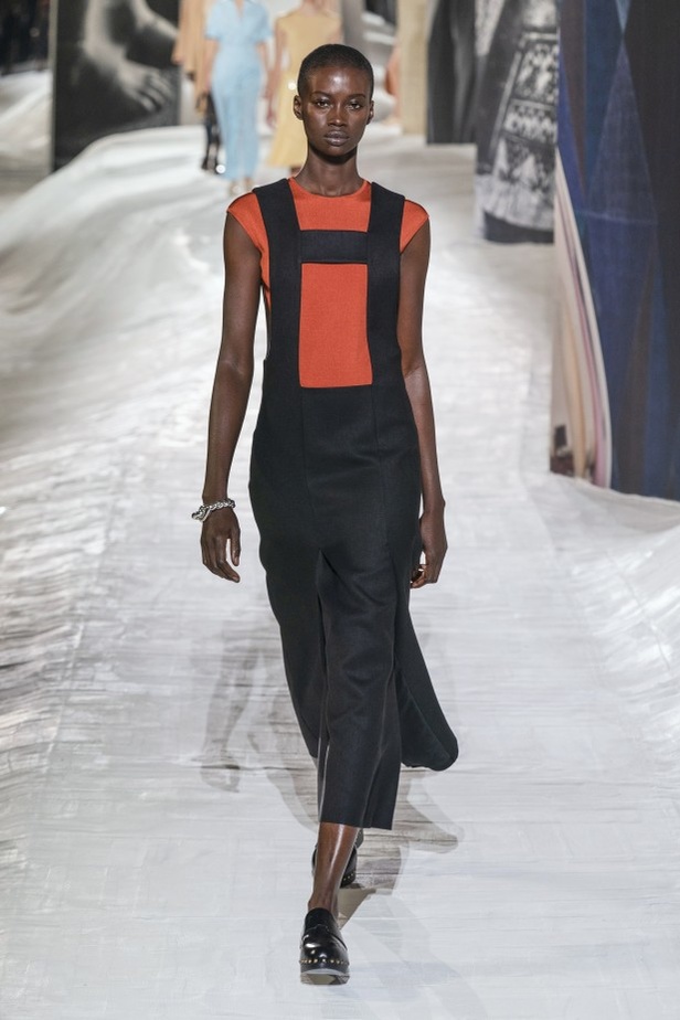 عرض أزياء Hermes لربيع وصيف 2021 من أسبوع الموضة في باريس