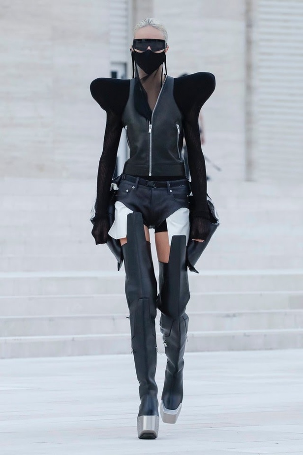 عرض ازياء مجموعة Rick Owens لربيع وصيف 2021 في باريس