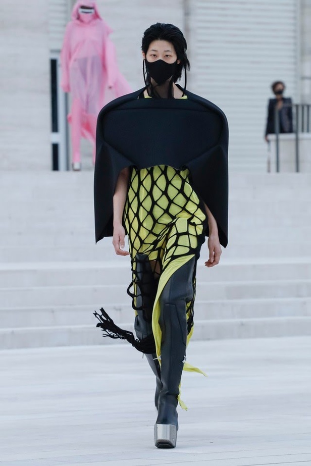 عرض ازياء مجموعة Rick Owens لربيع وصيف 2021 في باريس