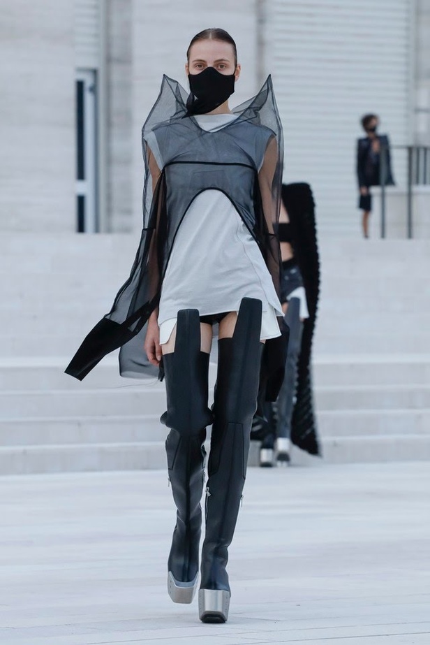 عرض ازياء مجموعة Rick Owens لربيع وصيف 2021 في باريس