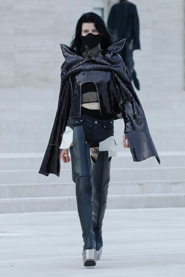 عرض ازياء مجموعة Rick Owens لربيع وصيف 2021 في باريس