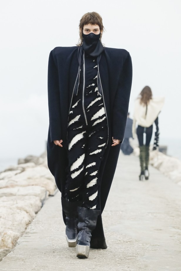 عرض ازياء مجموعة Rick Owens لخريف وشتاء 2021-2022