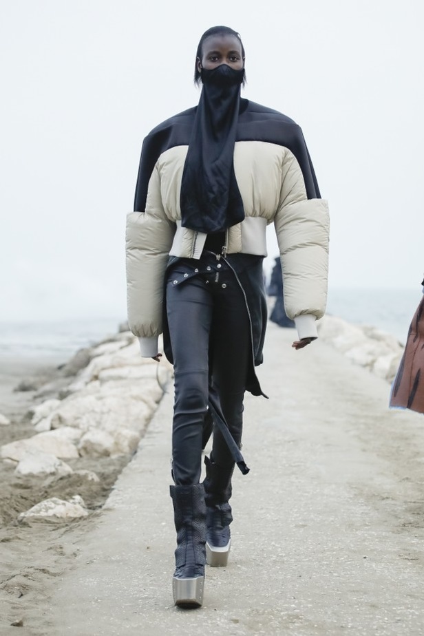 عرض ازياء مجموعة Rick Owens لخريف وشتاء 2021-2022