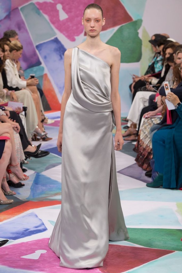 اجواء ساحرة في مجموعة دار ازياء Schiaparelli