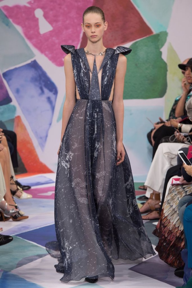 اجواء ساحرة في مجموعة دار ازياء Schiaparelli