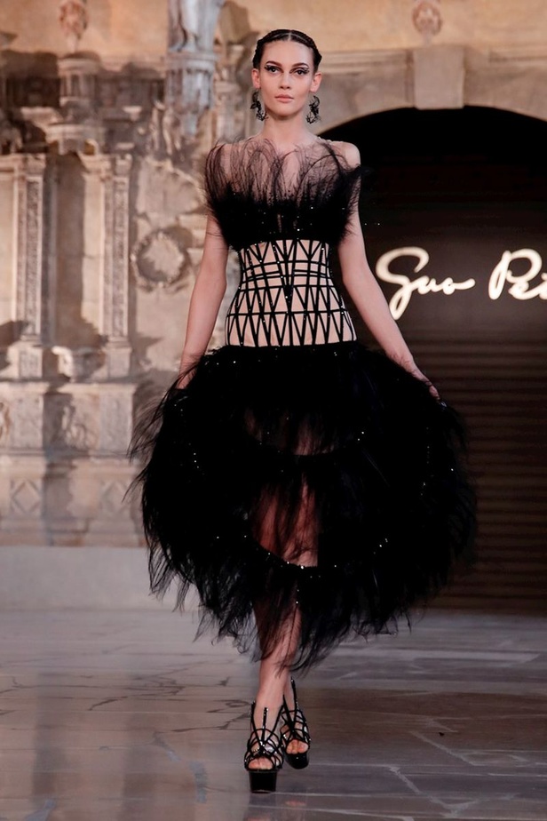 مجموعة Guo Pei للأزياء الفاخرة لخريف ٢٠١٨ !