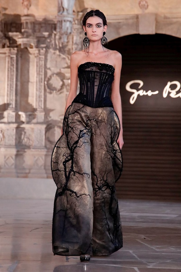 مجموعة Guo Pei للأزياء الفاخرة لخريف ٢٠١٨ !