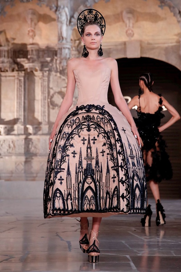 مجموعة Guo Pei للأزياء الفاخرة لخريف ٢٠١٨ !