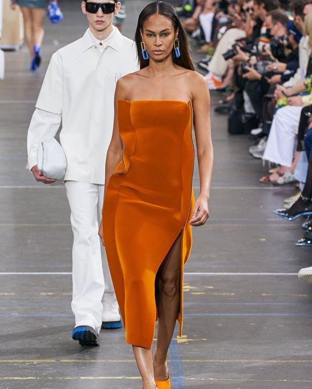 عرض أزياء مجموعة Off White لصيحات موسم خريف وشتاء 2021