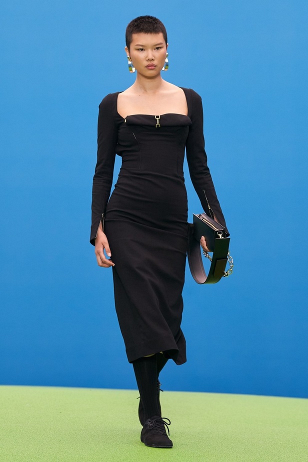 Jacquemus يعود إلى عروض الأزياء مع مجموعة لخريف 2021 