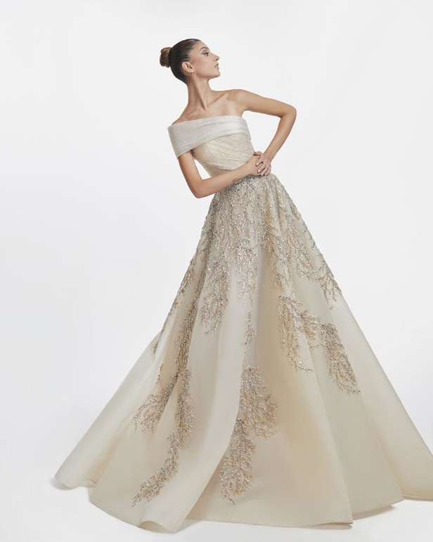 تفاصيل مبهرة في مجموعة طوني ورد من الهوت كوتور لخريف وشتاء 2021 - 2022