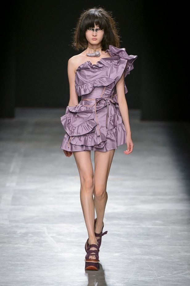 مجموعة “اندريا كرونثالر" لـ "فيفيان ويستوود” لموسم ربيع وصيف 2017